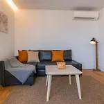 First Avenida Ii Apartman *